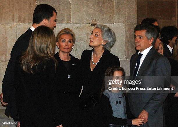 Princess Letizia, Prince Felipe, daughter Maria Teresa Samaranch, widow Lluisa Sellent and son Juan Antonio Samaranch visit Juan Antonio Samaranch's...