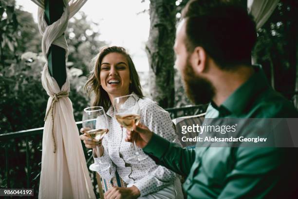 paar genieten van hun verjaardag partij op balkon met champagne - drunk wife at party stockfoto's en -beelden