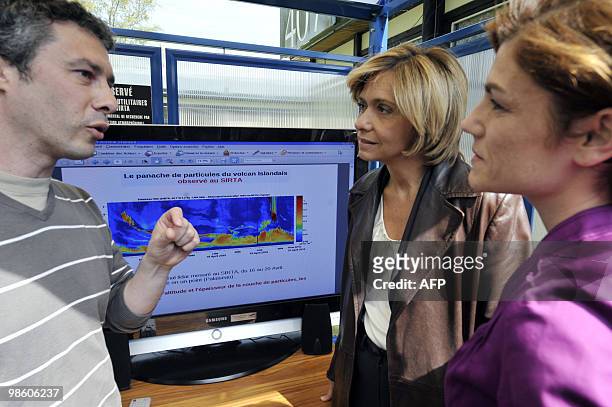 France's Minister for Higher Education and Research Valerie Pecresse and France's Junior Minister for Ecology Chantal Jouanno visit the Dynamic...