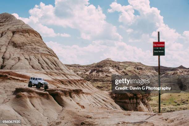 caution steep terrain - dinosaur provincial park fotografías e imágenes de stock