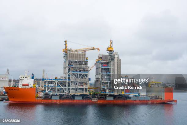 transportista de carga pesada nave marlin negro que las superestructuras de plataforma de petróleo en stavanger noruega - plataforma para la exploración de petróleo fotografías e imágenes de stock
