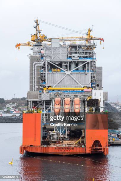transportista de carga pesada nave marlin negro que las superestructuras de plataforma de petróleo en stavanger noruega - plataforma para la exploración de petróleo fotografías e imágenes de stock