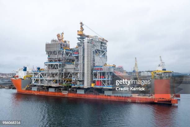 transportista de carga pesada nave marlin negro que las superestructuras de plataforma de petróleo en stavanger noruega - plataforma para la exploración de petróleo fotografías e imágenes de stock