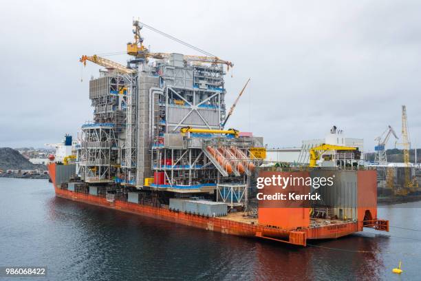 nave portaerei pesante black marlin che trasporta i piani della piattaforma petrolifera a stavanger norvegia - piattaforma di esplorazione petrolifera foto e immagini stock