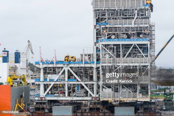 transportista de carga pesada nave marlin negro que las superestructuras de plataforma de petróleo en stavanger noruega - plataforma para la exploración de petróleo fotografías e imágenes de stock