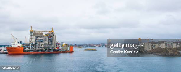 transportista de carga pesada nave marlin negro que las superestructuras de plataforma de petróleo en stavanger noruega - plataforma para la exploración de petróleo fotografías e imágenes de stock