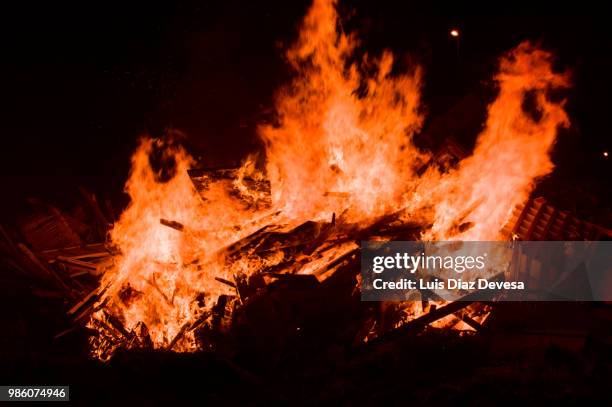 2018 festivities of saint juan - fireman fighting fire - silva v diaz stockfoto's en -beelden