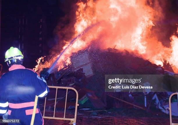 2018 festivities of saint juan - fireman fighting fire - silva v diaz stockfoto's en -beelden