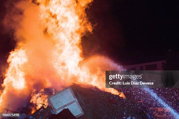 2018 festivities of saint juan - fireman fighting fire - silva v diaz stockfoto's en -beelden