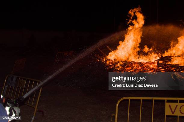 2018 festivities of saint juan - fireman fighting fire - silva v diaz stockfoto's en -beelden