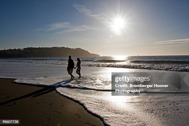 couple on the beach - vista trasera de tres cuartos fotografías e imágenes de stock