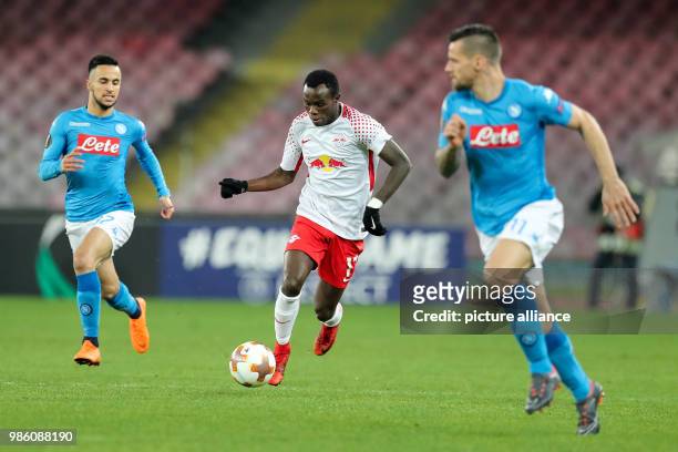 Dpatop - Leipzig's Bruma is challenged by Napoli's Adam Ounas and Christian Maggio during the UEFA Europa league soccer match between Napoli and...