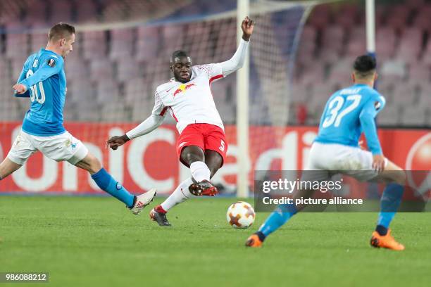 Leipzig's Dayot Upamecano and Naples' Marko Rog in action during the UEFA Europa League soccer match SSC Naples vs RB Leipzig in Naples, Italy, 15...