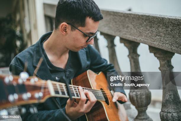 guitarist with differing abilities - soloist stock pictures, royalty-free photos & images