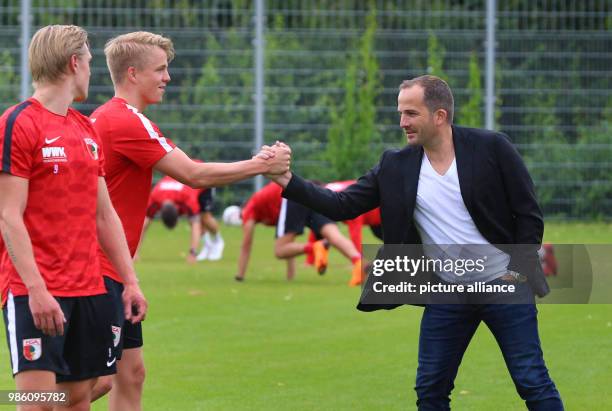 June 2018, Germany, Augsburg: Augsburg's trainer Manuel Baum greets Felix Götze. Photo: Karl-Josef Hildenbrand/dpa