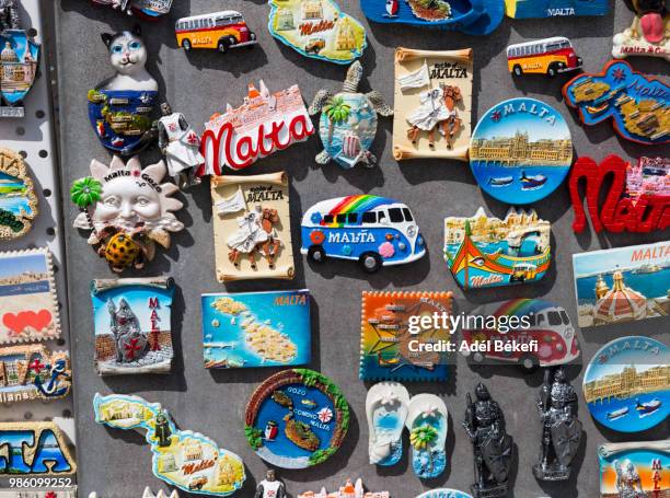 fridge magnets for sale (malta) - tienda de regalos fotografías e imágenes de stock