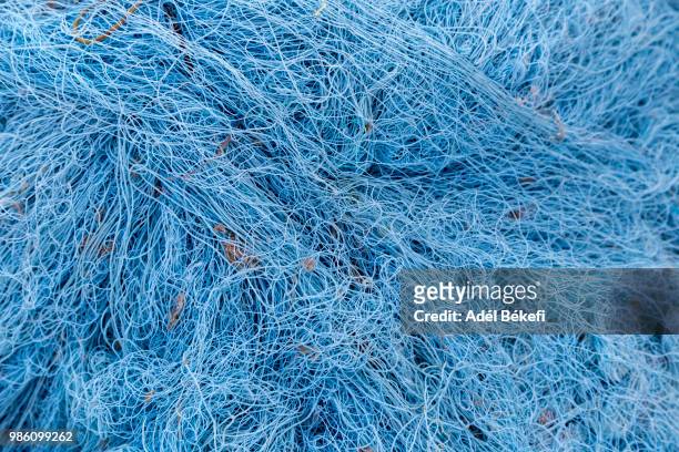 blue fishing net - fischereinetz stock-fotos und bilder