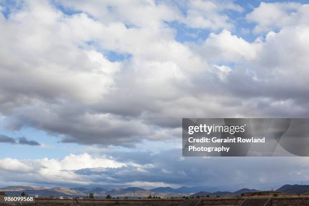 landscape surrounding the pyramids of teotihuacán - geraint rowland stock pictures, royalty-free photos & images