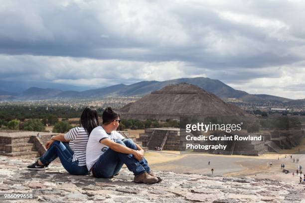 enjoying the view, teotihuacán - geraint rowland 個照片及圖片檔