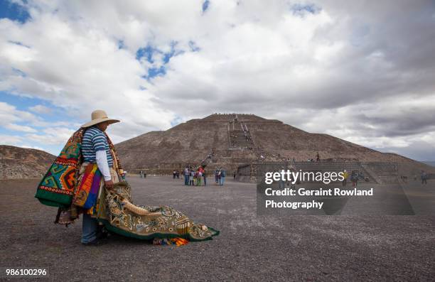 a textile seller at teotihuacán, mexico - geraint rowland fotografías e imágenes de stock