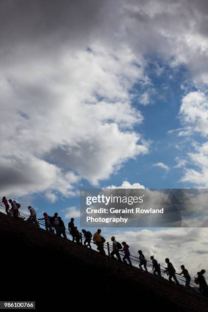 silhouettes on teotihuacán, mexico - geraint rowland fotografías e imágenes de stock