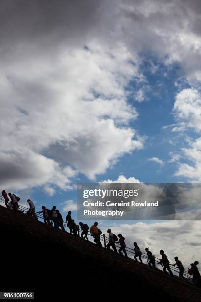 silhouettes on teotihuacán, mexico - geraint rowland stock pictures, royalty-free photos & images