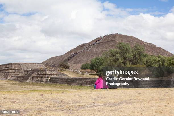 a couple relax at teotihuacán, mexico - geraint rowland fotografías e imágenes de stock