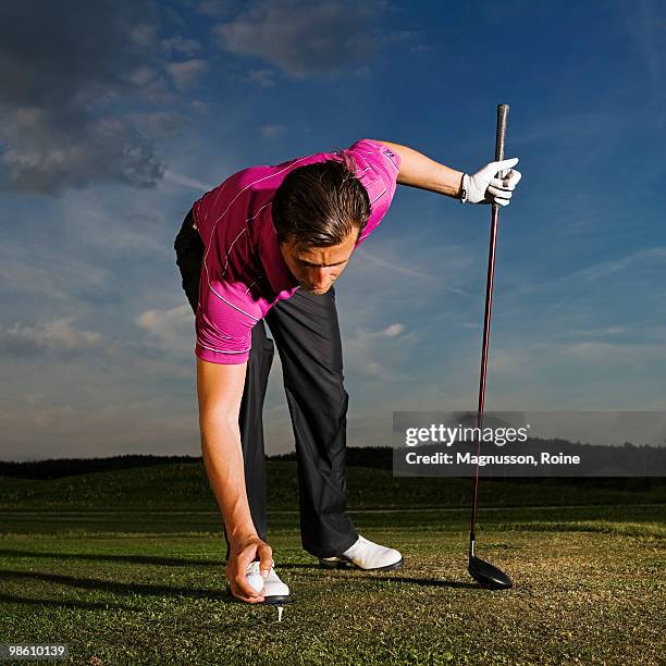 man playing golf, sweden. - cerise stockfoto's en -beelden