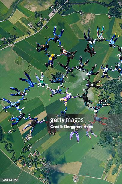 parachute jumpers in the sky, sweden. - ウップランド ストックフォトと画像