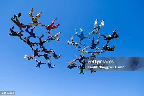 parachute jumpers in the sky, sweden. - ウップランド ストックフォトと画像