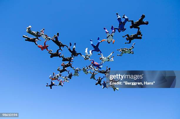 parachute jumpers in the sky, sweden. - ウップランド ストックフォトと画像