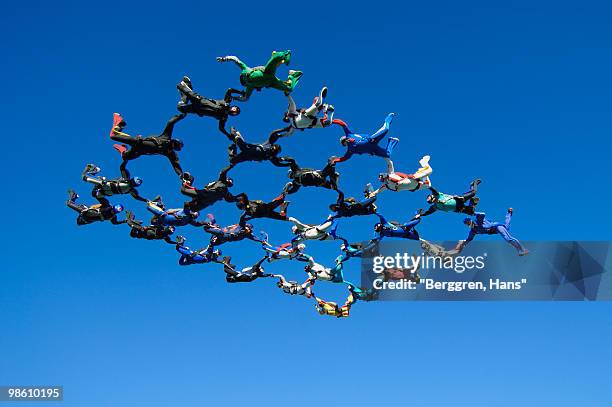 parachute jumpers in the sky, sweden. - ウップランド ストックフォトと画像