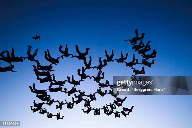 parachute jumpers in the sky, sweden. - ウップランド ストックフォトと画像