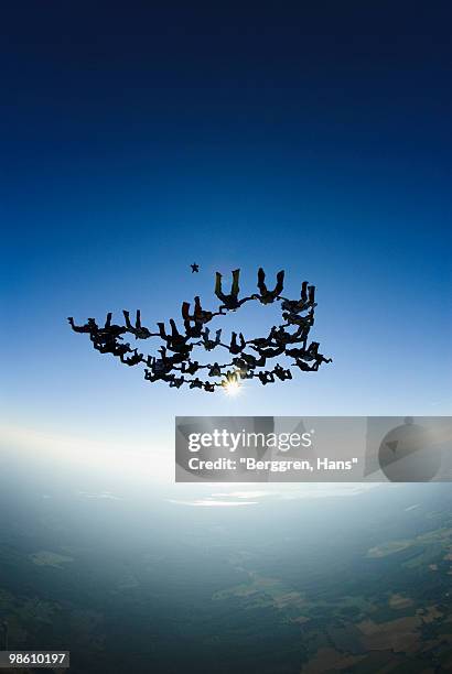 parachute jumpers in the sky, sweden. - ウップランド ストックフォトと画像