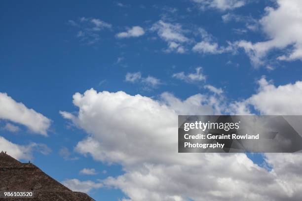 teotihuacán and the sky, mexico - geraint rowland stock pictures, royalty-free photos & images