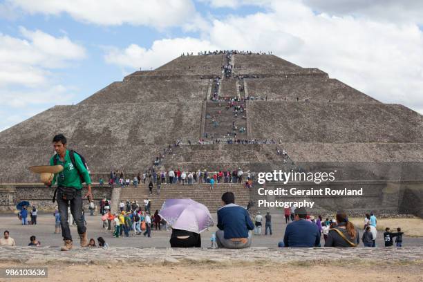 tourism at teotihuacán, mexico - geraint rowland fotografías e imágenes de stock