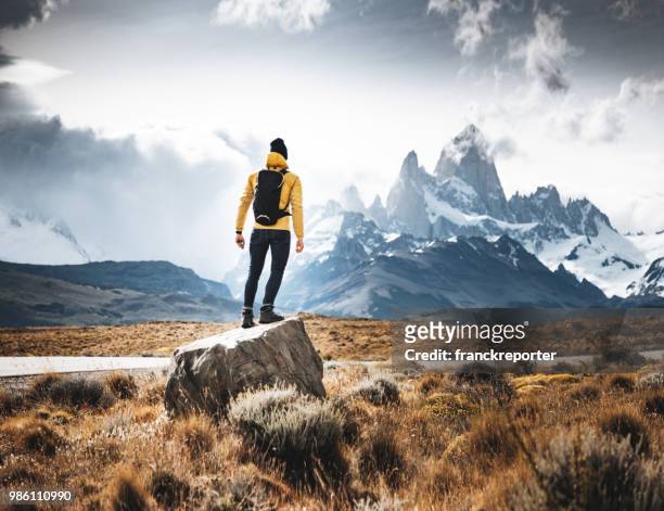 hombre descansa sobre la roca en el chalten - mountains fotografías e imágenes de stock