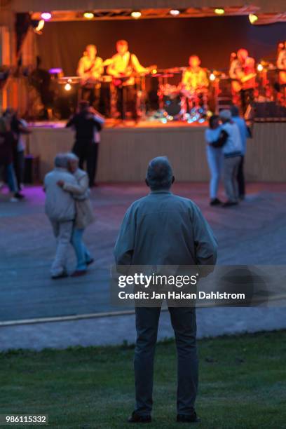 elderly man looking at dancing couples on dance floor - jan dance stockfoto's en -beelden