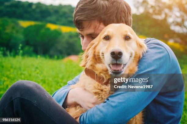 kille och hans hund, golden retriever, natur - golden retriever bildbanksfoton och bilder