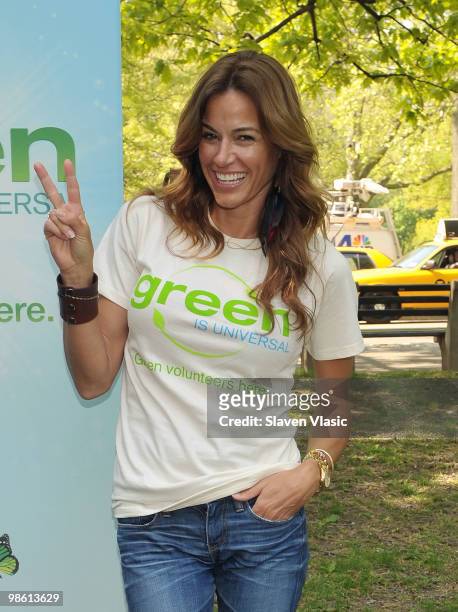 Kelly Killoren Bensimon of "Real Housewives of New York City" participates at "Day in the Dirt" volunteer project on Earth Day at Central Park on...