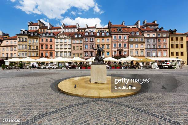 warsaw old town - market square (warsaw, poland) - marktplein stockfoto's en -beelden