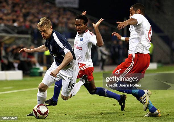 Ze Roberto and Dennis Aogo of Hamburg and Damien Duff of Fulham compete for the ball during the UEFA Europa League semi final first leg match between...