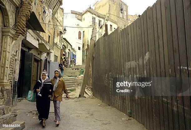Picture taken in May 2000, shows two women walking down the streets of the Kasbah quarter in Algiers. Une femme et une jeune fille, l'une en tenue...