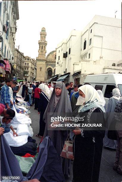 Women do shopping in a street of the lower Kasbah of Algiers 26 September 2002. In the background the Ketchaoua mosque. Des femmes font leurs courses...