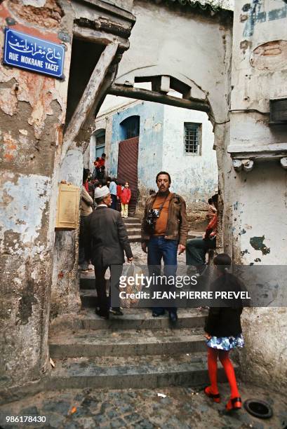 Le photographe de l'Agence France Presse Philippe Bouchon descend les escaliers d'une ruelle de la Casbah d'Alger en avril 1975. La Casbah d'Alger,...