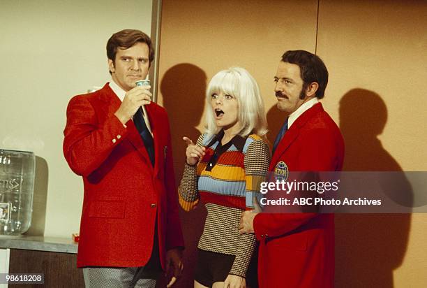 Love and the Happy Days/Love and the News Casters" - Aidate February 25, 1972. KENNETH MARS;CAROL WAYNE;JOHN ASTIN