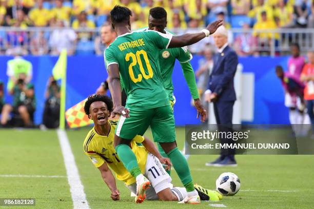 Colombia's forward Juan Cuadrado challenges Senegal's forward Keita Balde and Senegal's forward Mbaye Niang during the Russia 2018 World Cup Group H...