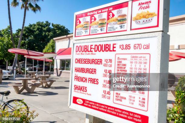 in n out burger restaurant buitenshuis aandrijving-thru menu - yolo county stockfoto's en -beelden