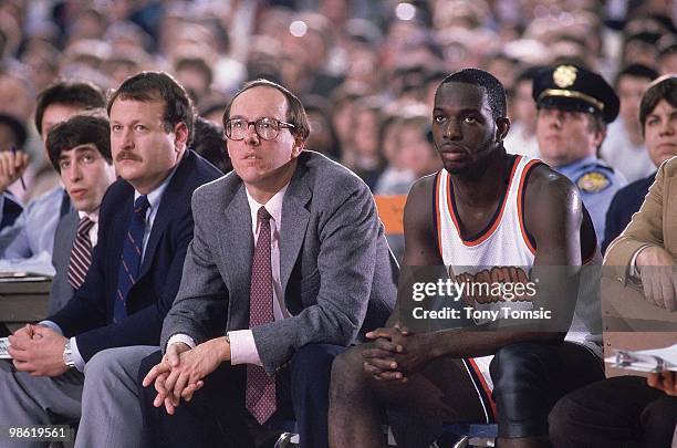 Syracuse coach Jim Boeheim on sidelines bench with Dwayne Pearl Washington during game vs North Carolina. Syracuse, NY CREDIT: Tony Tomsic