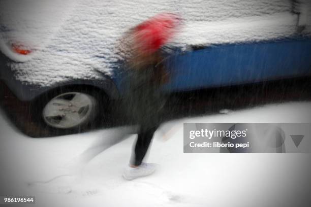 people at snowy road - liborio pepi 個照片及圖片檔